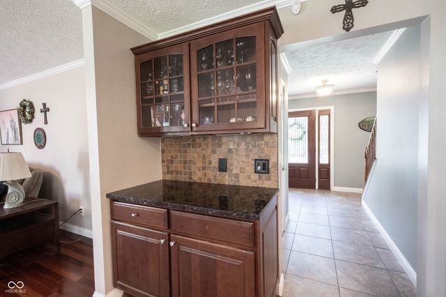 8677 Buffett Parkway, Fishers, IN 46038