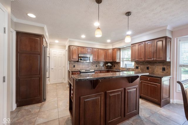 8677 Buffett Parkway, Fishers, IN 46038