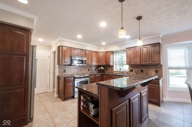 8677 Buffett Parkway, Fishers, IN 46038