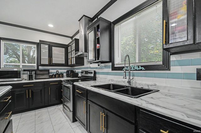 2827 Edwardsburg Avenue, Elkhart, IN 46514