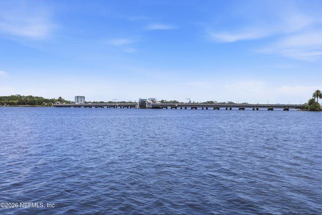 4002 MCGIRTS Boulevard, Jacksonville, FL 32210