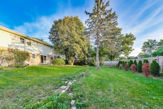 1110 S Plum Tree Lane, Palatine, IL 60067