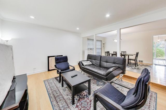 1110 S Plum Tree Lane, Palatine, IL 60067