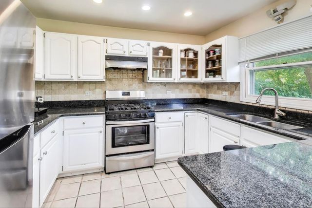 1110 S Plum Tree Lane, Palatine, IL 60067