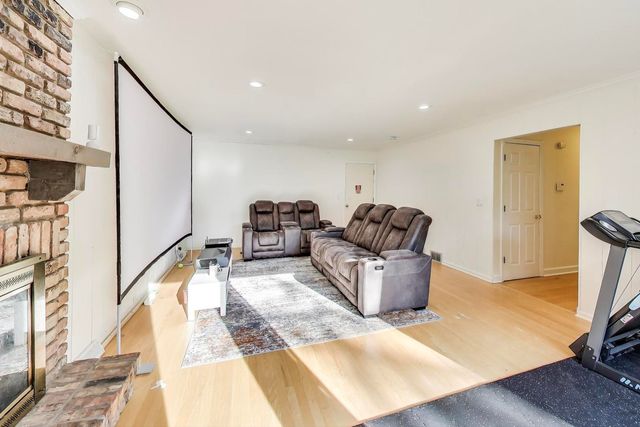 1110 S Plum Tree Lane, Palatine, IL 60067