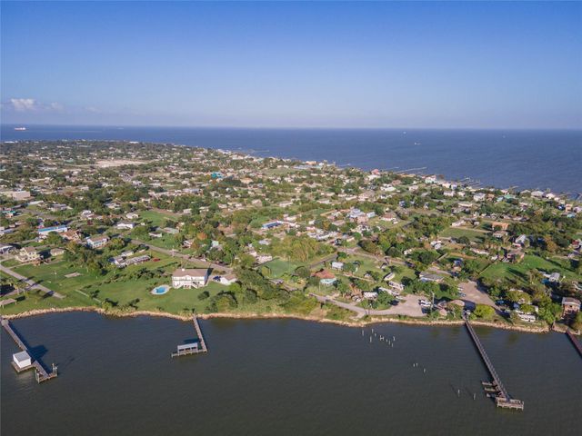 00 12th, San Leon, TX 77539