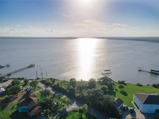 00 12th, San Leon, TX 77539