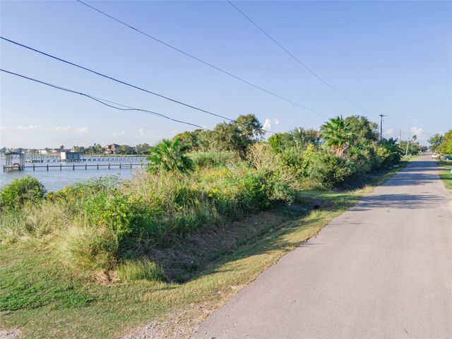 00 12th, San Leon, TX 77539