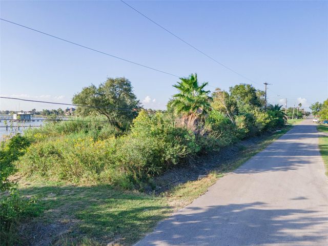 00 12th, San Leon, TX 77539