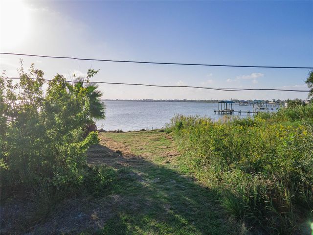 00 12th, San Leon, TX 77539