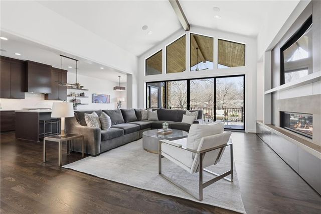 9645 Manor Road, Leawood, KS 66206