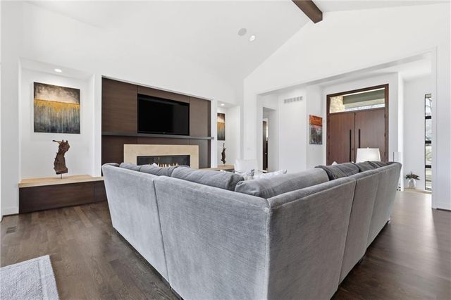 9645 Manor Road, Leawood, KS 66206