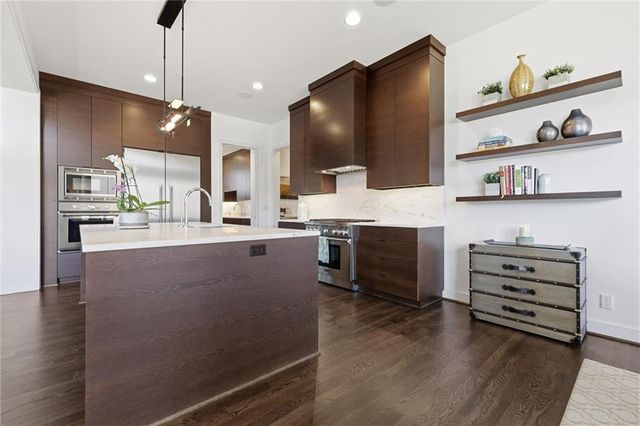 9645 Manor Road, Leawood, KS 66206