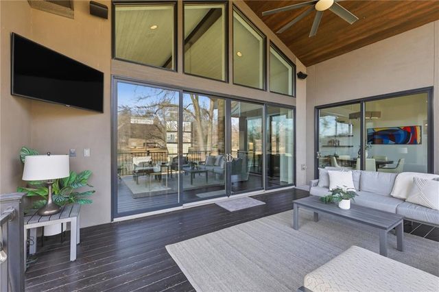 9645 Manor Road, Leawood, KS 66206