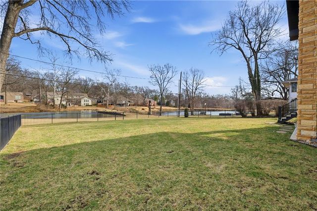 9645 Manor Road, Leawood, KS 66206