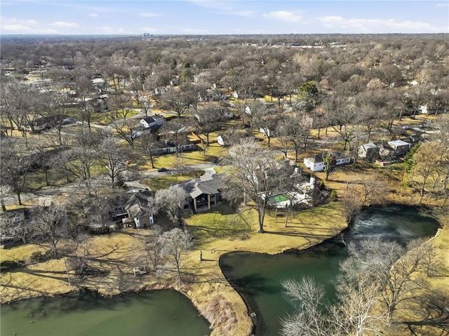 9645 Manor Road, Leawood, KS 66206