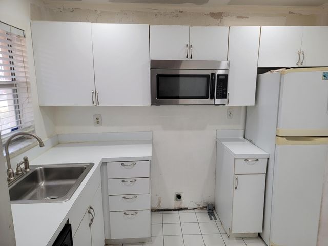 8950 Sunrise Lakes Boulevard 112, Sunrise, FL 33322