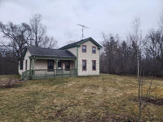 5726 N Lyons ROAD, Burlington, WI 53105