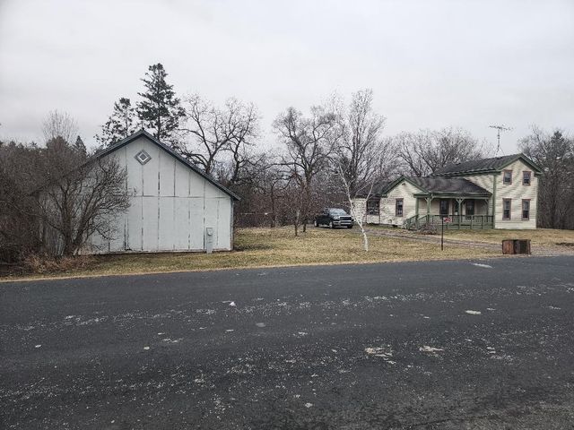 5726 N Lyons ROAD, Burlington, WI 53105