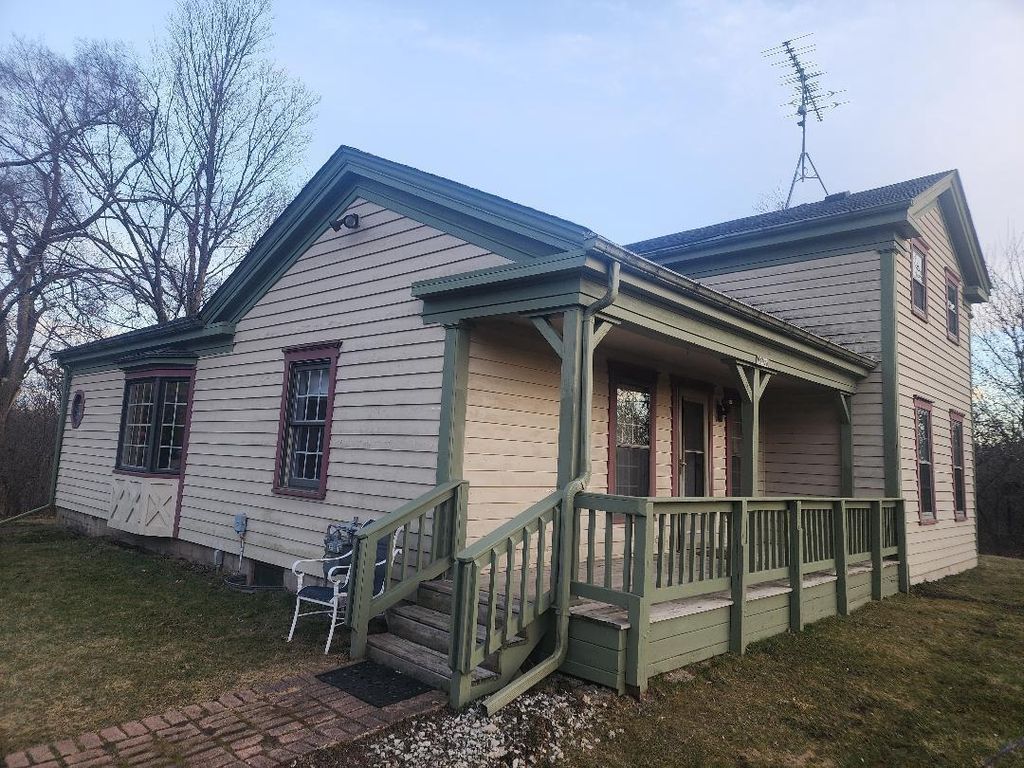 5726 N Lyons ROAD, Burlington, WI 53105