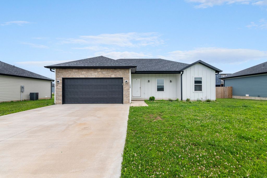 155 W Bluegrass Street, Rogersville, MO 65742