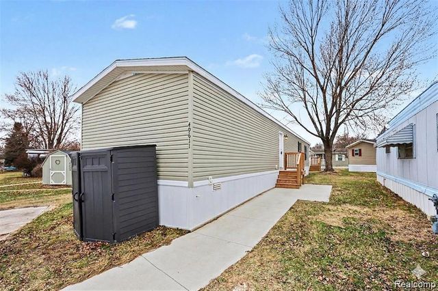 49611 Au Lac Dr E, Chesterfield, MI 48051