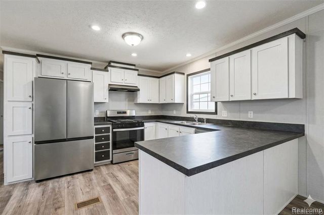 49611 Au Lac Dr E, Chesterfield, MI 48051