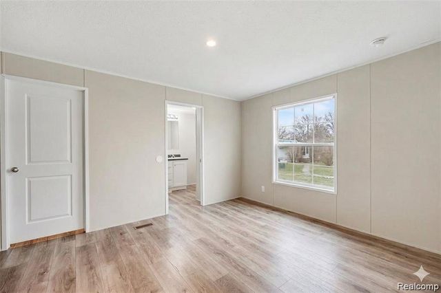 49611 Au Lac Dr E, Chesterfield, MI 48051