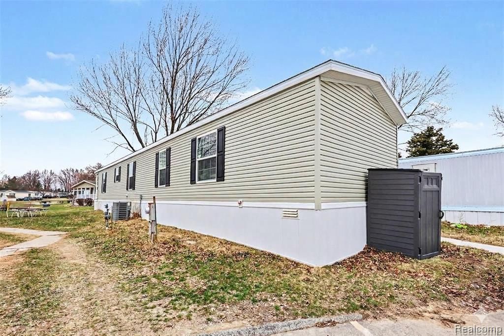 49611 Au Lac Dr E, Chesterfield, MI 48051