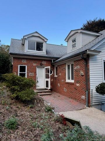54 Greenhills Road, Huntington Station, NY 11746