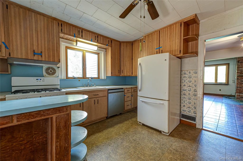54 Greenhills Road, Huntington Station, NY 11746 — photo 3