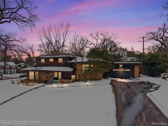 8675 Nadine Avenue, Huntington Woods, MI 48070