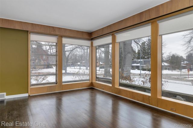 8675 Nadine Avenue, Huntington Woods, MI 48070