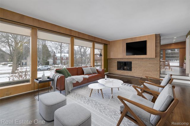 8675 Nadine Avenue, Huntington Woods, MI 48070