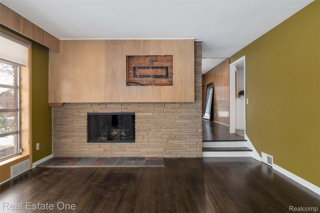 8675 Nadine Avenue, Huntington Woods, MI 48070