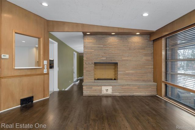 8675 Nadine Avenue, Huntington Woods, MI 48070