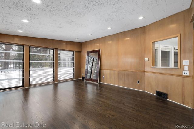 8675 Nadine Avenue, Huntington Woods, MI 48070