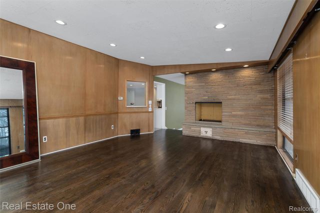 8675 Nadine Avenue, Huntington Woods, MI 48070