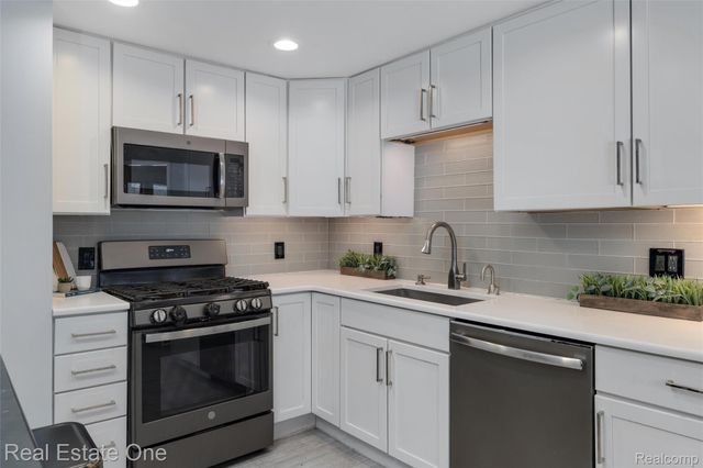 8675 Nadine Avenue, Huntington Woods, MI 48070