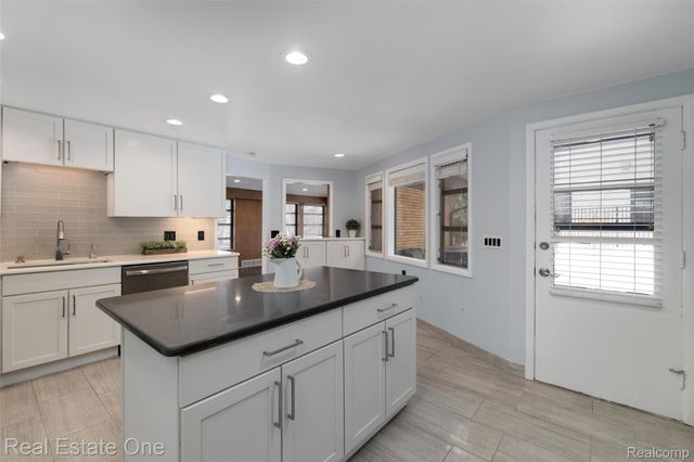 8675 Nadine Avenue, Huntington Woods, MI 48070