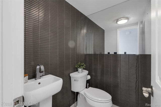 8675 Nadine Avenue, Huntington Woods, MI 48070