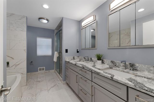 8675 Nadine Avenue, Huntington Woods, MI 48070