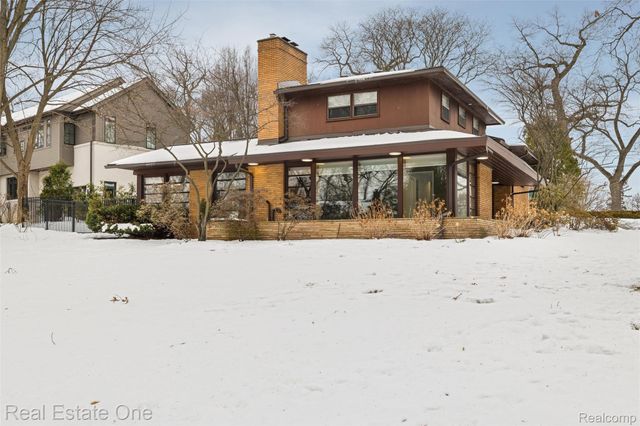 8675 Nadine Avenue, Huntington Woods, MI 48070