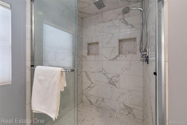 8675 Nadine Avenue, Huntington Woods, MI 48070