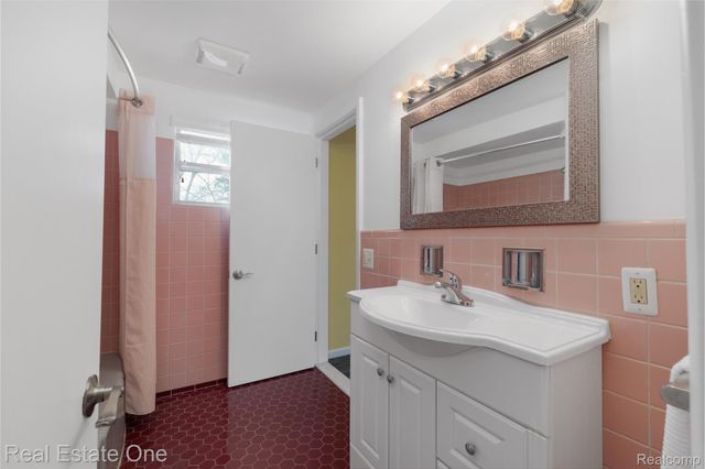 8675 Nadine Avenue, Huntington Woods, MI 48070