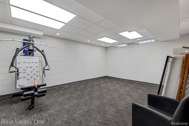 8675 Nadine Avenue, Huntington Woods, MI 48070