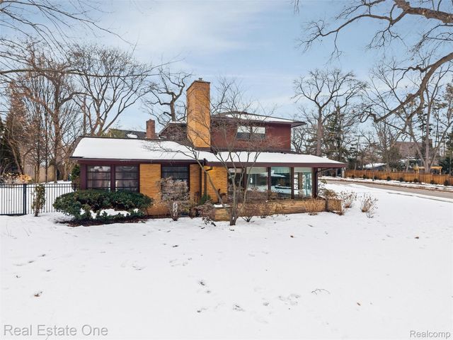 8675 Nadine Avenue, Huntington Woods, MI 48070