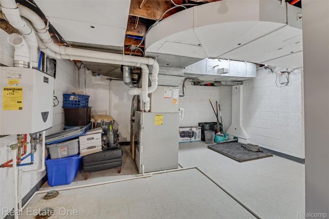 8675 Nadine Avenue, Huntington Woods, MI 48070