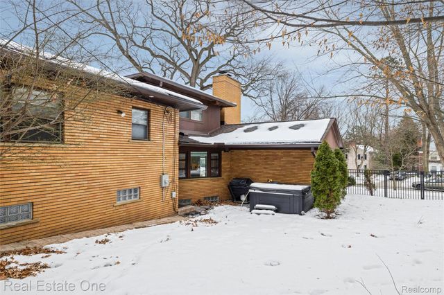 8675 Nadine Avenue, Huntington Woods, MI 48070