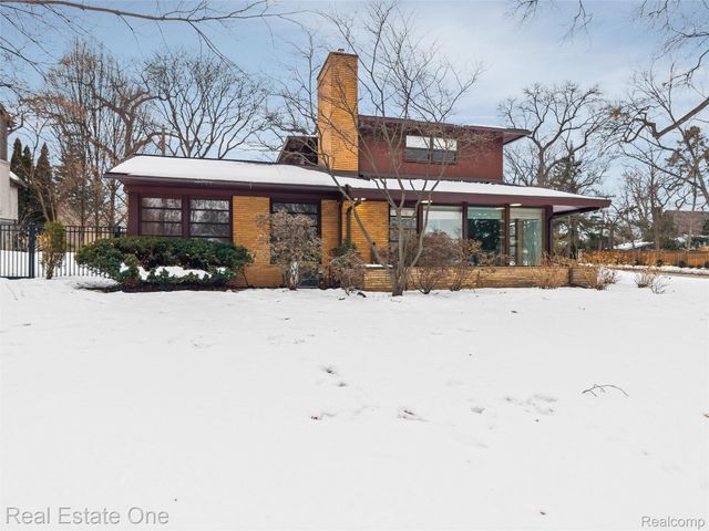 8675 Nadine Avenue, Huntington Woods, MI 48070